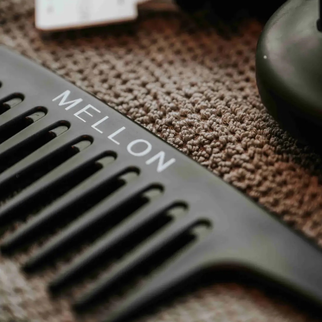 Kam met brede tanden en haakje