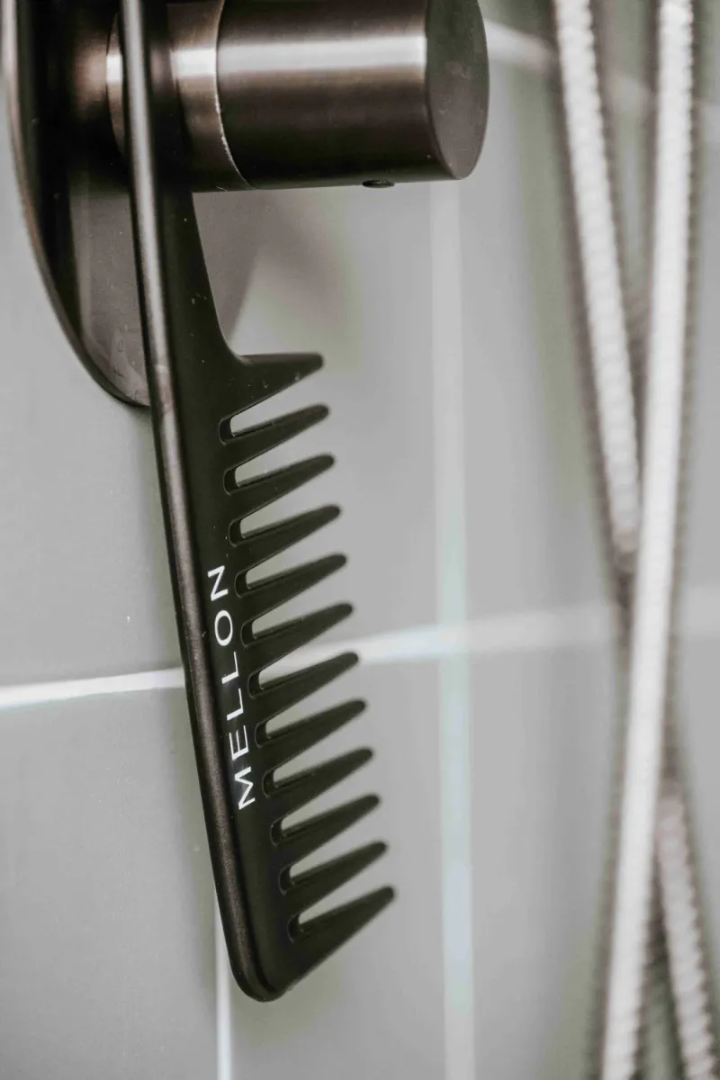 Kam met brede tanden en haakje